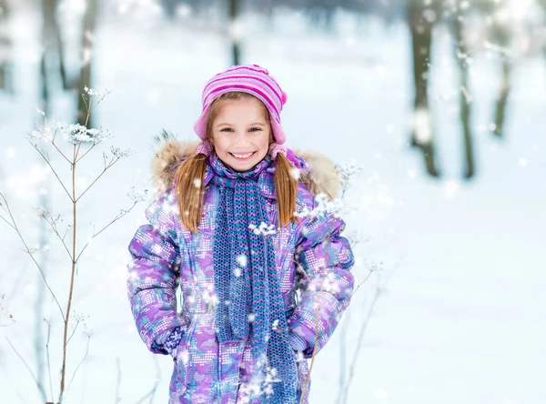 Mutlu Gülen Küçük Kız Kışın Dışarıda — Stok fotoğraf