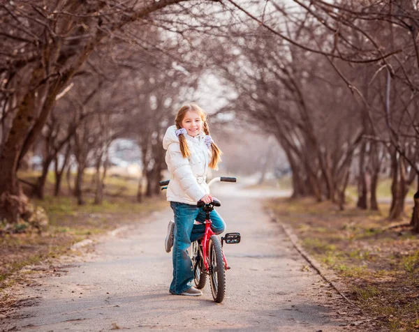 Весной Улыбается Счастливая Маленькая Девочка Стоящая Рядом Велосипедом — стоковое фото