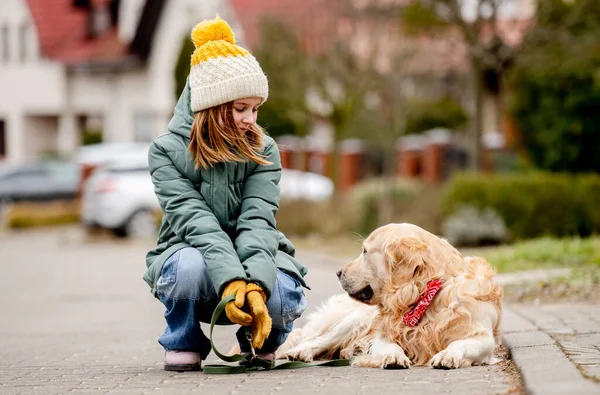 Sonbahar Sokağında Golden Retriever Köpeğiyle Oturan Genç Kız Şapkası Kalın — Stok fotoğraf