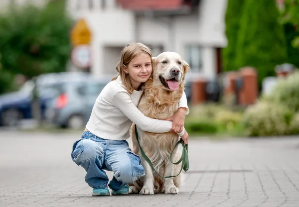 Tonårstjej Med Golden Retriever Hund Som Sitter Stadens Gata Och — Stockfoto