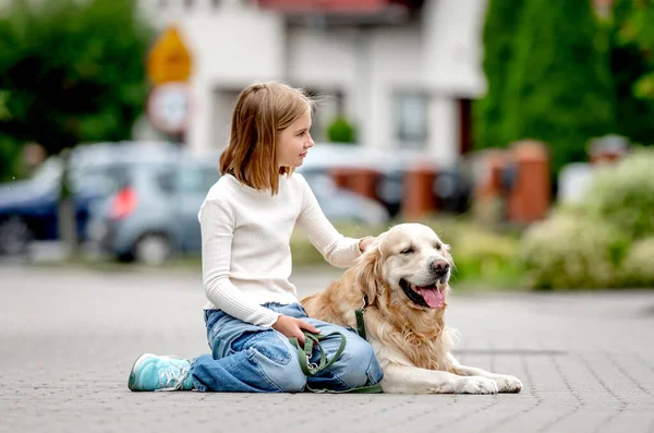 Menina Adolescente Com Cão Golden Retriever Sentado Rua Cidade Olhando — Fotografia de Stock