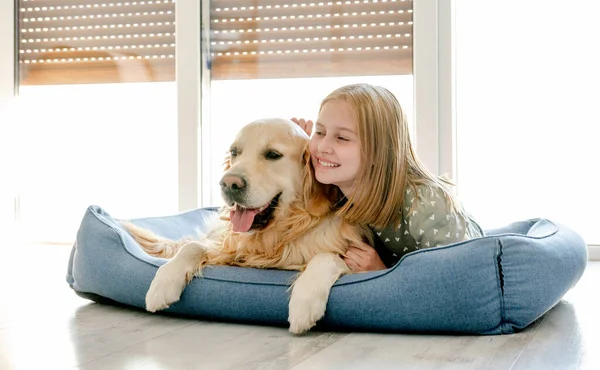 Roztomilé Před Dospívající Holčička Zlatým Retrívrem Pes Ležící Polštáři Podlaze — Stock fotografie