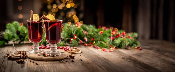 Glass Cups Aromatic Red Mulled Wine Standing Wooden Plate Christmas — Stock Photo, Image