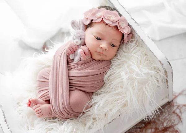 Adorável Menina Recém Nascida Deitada Minúscula Cama Retrato Pele Criança — Fotografia de Stock