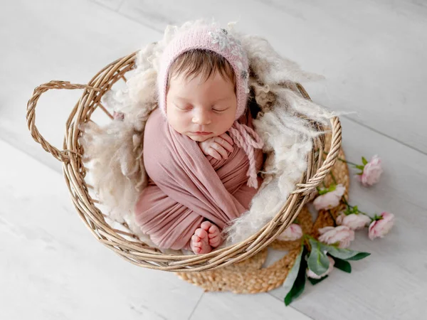 Adorable Bébé Fille Nouveau Couché Dans Panier Avec Portrait Décoration — Photo