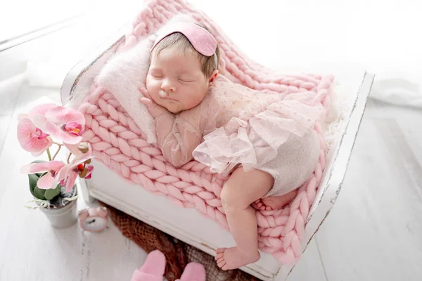 Adorável Menina Recém Nascida Dormindo Cama Minúscula Cobertor Malha Criança — Fotografia de Stock