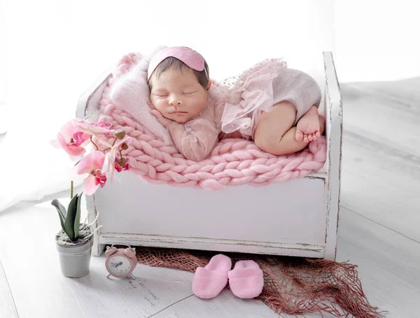 Adorável Menina Recém Nascida Dormindo Cama Minúscula Cobertor Malha Criança — Fotografia de Stock