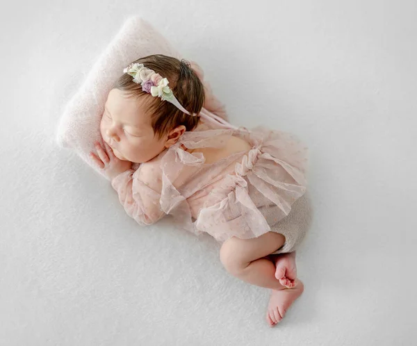 Adorável Bebê Recém Nascido Menina Dormindo Travesseiro Criança Infantil Bonito — Fotografia de Stock