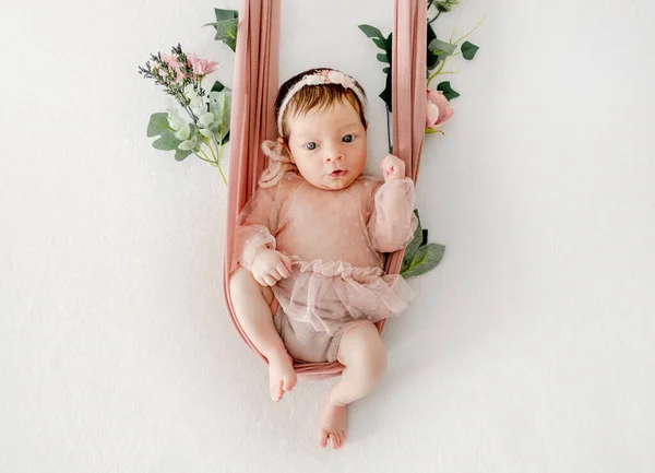 Adorável Bebê Recém Nascido Menina Sentado Rede Vestindo Grinalda Criança — Fotografia de Stock