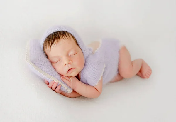 Urocza Nowonarodzona Dziewczynka Śpiąca Poduszce Słodkie Niemowlę Dziecko Dzianiny Sukienka — Zdjęcie stockowe