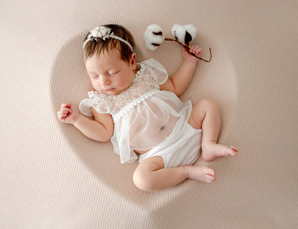 Adorable Petite Fille Nouveau Née Robe Blanche Couronne Dormant Forme — Photo