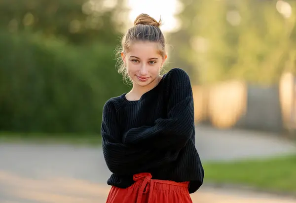 Красивая Девушка Подросток Позирует Парке Природе Красивая Модель Подростка Модной — стоковое фото