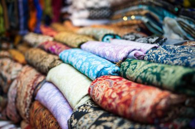 Türk pazarında parlak yatak örtüleri