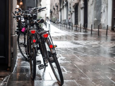 barcelona, İspanya gothic Quarter yağmur altında iki Bisiklet