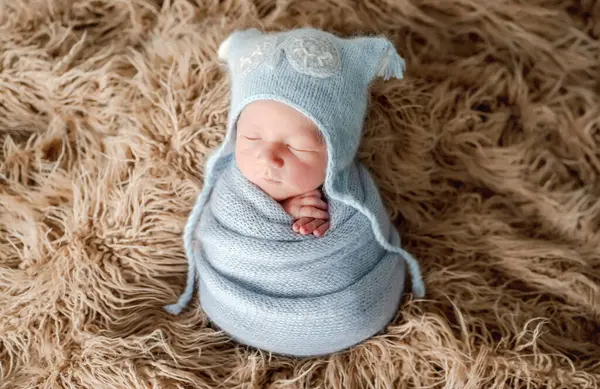 Entzückender Neugeborener Junge Strickdecke Gewickelt Und Mit Hut Auf Fellatelier — Stockfoto