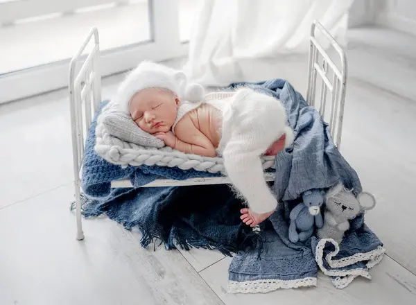 Schattige Pasgeboren Baby Jongen Slapen Een Klein Bed Versierd Met — Stockfoto