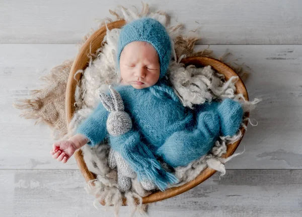 Entzückendes Neugeborenes Baby Schlafend Mit Gestricktem Hasenspielzeug Herzform Korb Studio — Stockfoto