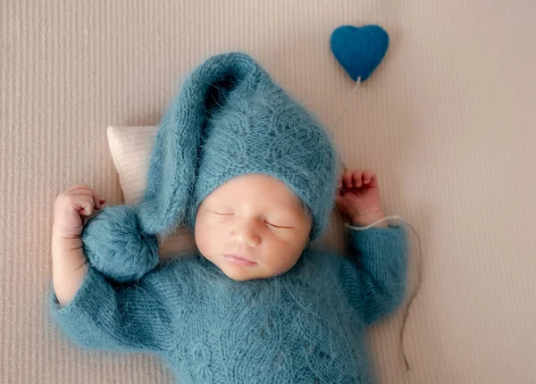 Entzückender Neugeborener Junge Strickmütze Und Kleidung Der Herzspielzeug Hält Und — Stockfoto