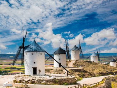 Campo de Criptana 'da bir grup yel değirmeni. La Mancha, İspanya