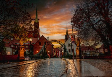 Wroclaw, Polonya 'daki Tumski adasına gece köprüsü