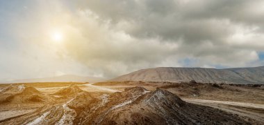 Qobustan Milli Park, Azerbaycan gün batımında çamur volkanlar Vadisi'nin panoramik görünüm
