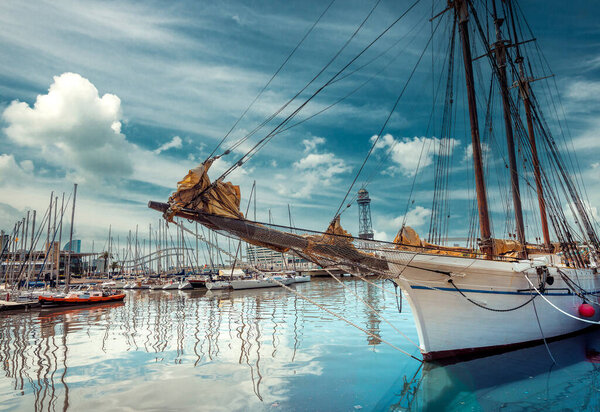 БАРСЕЛОНА, ИСПАНИЯ - 8 ИЮНЯ. Яхтенный порт на знаменитой набережной в центре города, который ежегодно посещают тысячи туристов, 08. 2013 год. Барселона, Испания