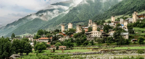 Pamorama pitoresk Mestia Köyü Svaneti bölgesi, Georgia. Yeşil yoğun orman ve mountaons sis ile kaplı