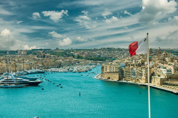 在前台的马耳他国旗瓦莱塔全景 — 图库照片