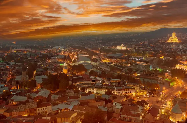 kuş-göz görüş Tbilisi gece görünümünden