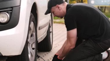 Şoför, direksiyonu değiştirirken, Jack 'le arabayı kaldırıyor.