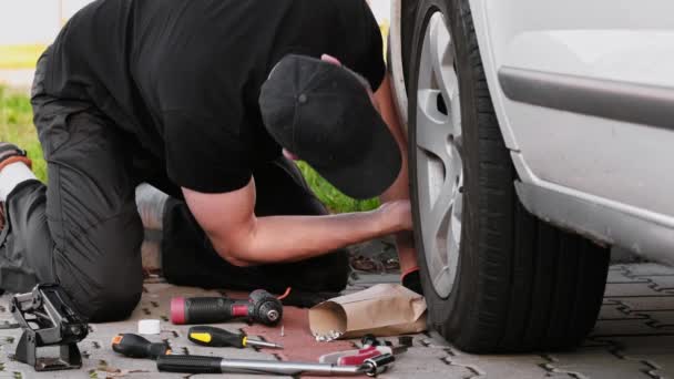 Mecânico Corrige Carro Repara Seu Veículo Jack Trabalhando Suspensão — Vídeo de Stock