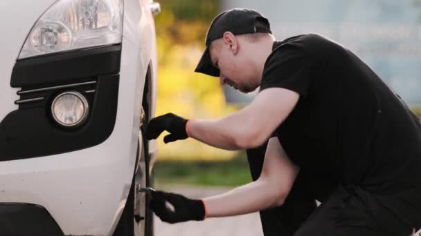 Mekaniker Reparerar Bil Arbetar Flitigt För Att Skruva Loss Hjulbult — Stockvideo