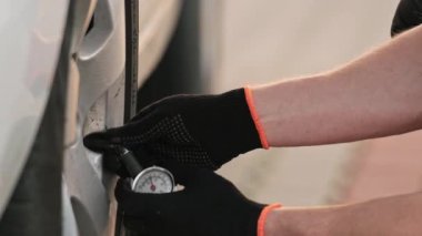 Tekerlek Basıncını Yakın Çekim Monometre kullanarak Denetliyor