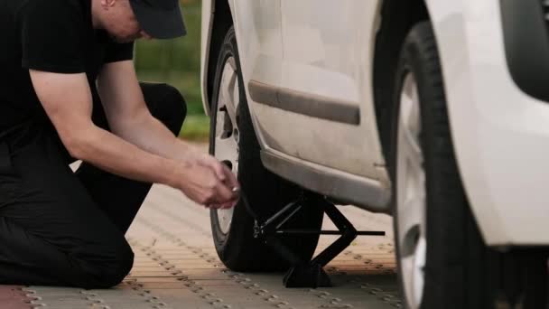 Mechaniker Repariert Auto Hebt Auto Mit Jack — Stockvideo