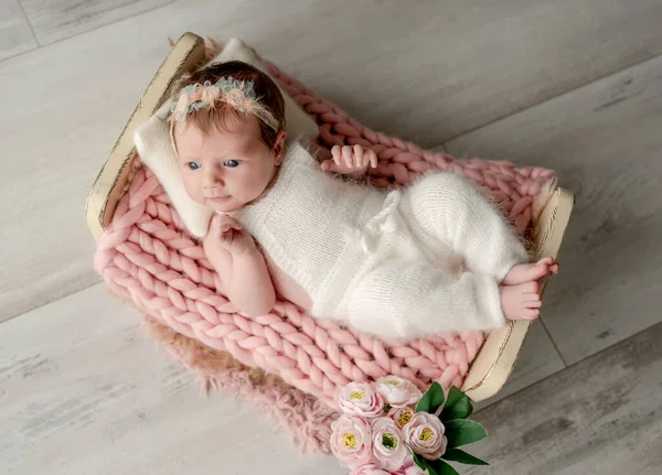 Urocza Nowonarodzona Dziewczynka Leżąca Małym Łóżku Futrzanym Portrecie Słodkie Dziecko — Zdjęcie stockowe