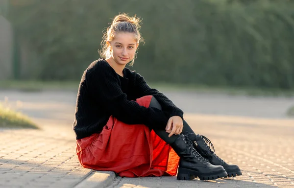 Красивая Девушка Подросток Красной Юбке Сидит Улице Красивая Модель Подростка — стоковое фото