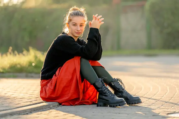 Hermosa Adolescente Con Falda Roja Sentada Aire Libre Calle Bonita —  Fotos de Stock