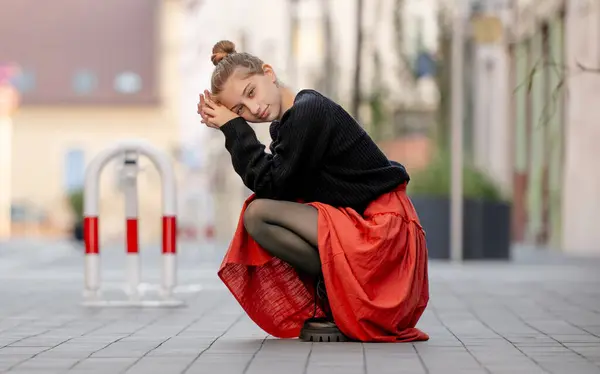 Hermosa Adolescente Con Falda Roja Sentada Aire Libre Calle Bonita —  Fotos de Stock