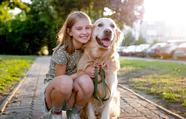 Милая Девочка Подросток Обнимает Золотистую Собаку Ретривера Природе Красавчик Гладит — стоковое фото
