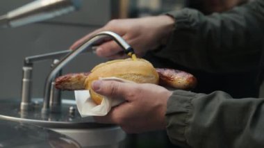 Adam Sosisliye Hardal Ekliyor, Sokak Yemeği Epitomu