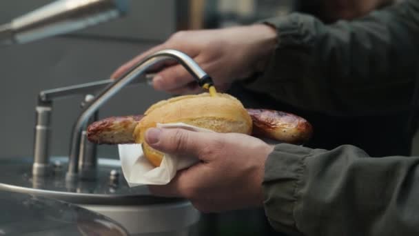 Homme Ajoute Moutarde Hot Dog Incarnation Nourriture Rue — Video