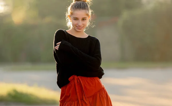 Hermosa Chica Adolescente Posando Parque Aire Libre Naturaleza Bonita Modelo —  Fotos de Stock