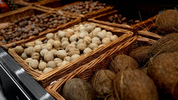 Supermarktregale Sind Mit Nüssen Und Kokosnüssen Gefüllt Und Auch Bunte — Stockfoto