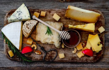 Cevizli ve ballı peynir tabağı tahtanın üzerinde.