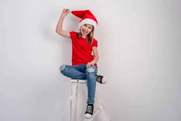 Menina Camiseta Vermelha Chapéu Santa Senta Escadas Brancas Quarto Para — Fotografia de Stock