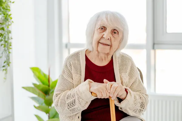 Yıllık Gülümseyen Yaşlı Kadın Parlak Bir Odada Oturuyor — Stok fotoğraf