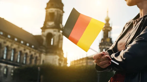 Mladá Žena Drží Německou Vlajku Ruce Rozmazané Město Pozadí Podzim — Stock fotografie