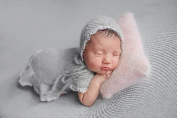 在婴儿摄影演播室里 刚出生的女孩穿着灰色衣服睡觉 — 图库照片