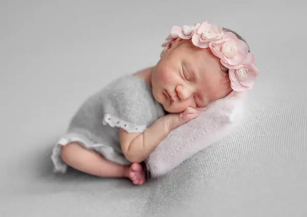 スタジオで赤ちゃんの写真撮影中に灰色のドレスで生まれた新生児の睡眠 — ストック写真