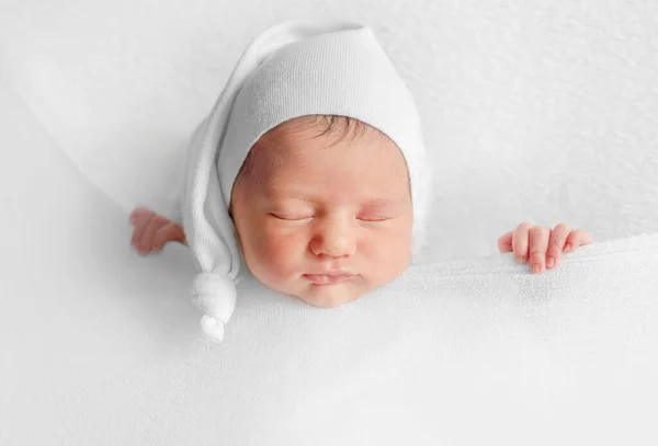 スタジオで幼児の写真撮影中にブランケットの下で眠る新生児 — ストック写真